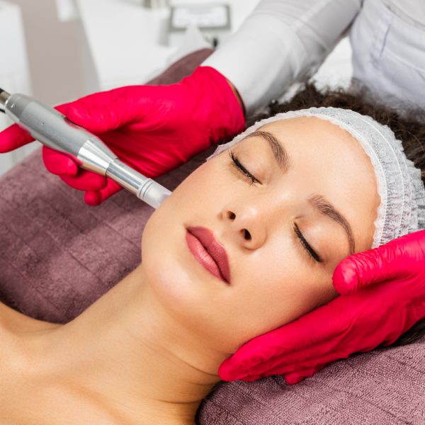 Femme recevant un soin de rajeunissement par microneedling