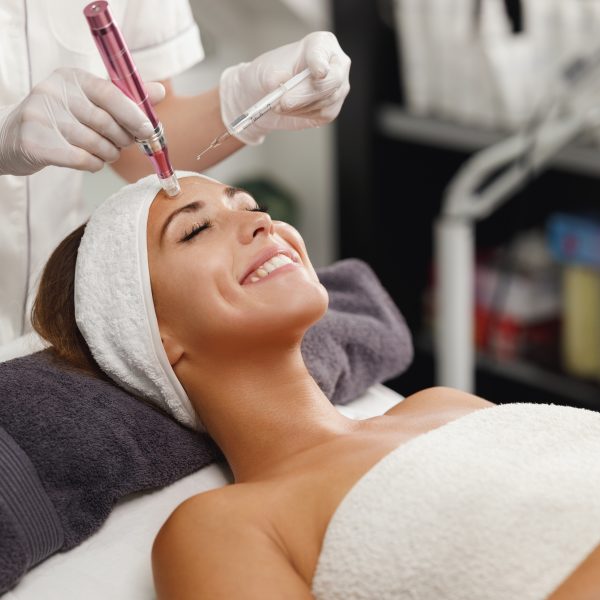 Séance de microneedling au dermapen en institut
