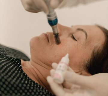 Soin du visage par microdermabrasion en institut