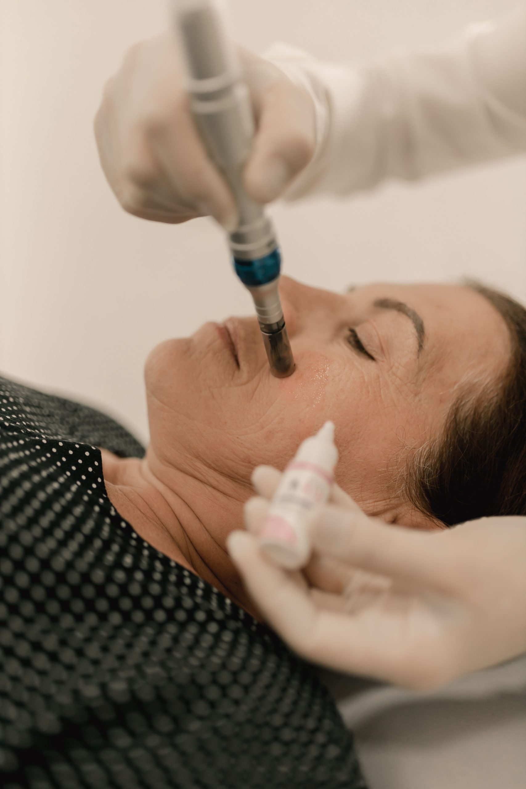 Soin du visage par microdermabrasion en institut