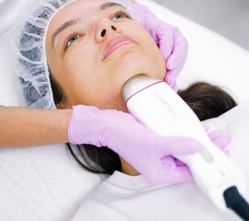 Traitement laser du visage par une praticienne