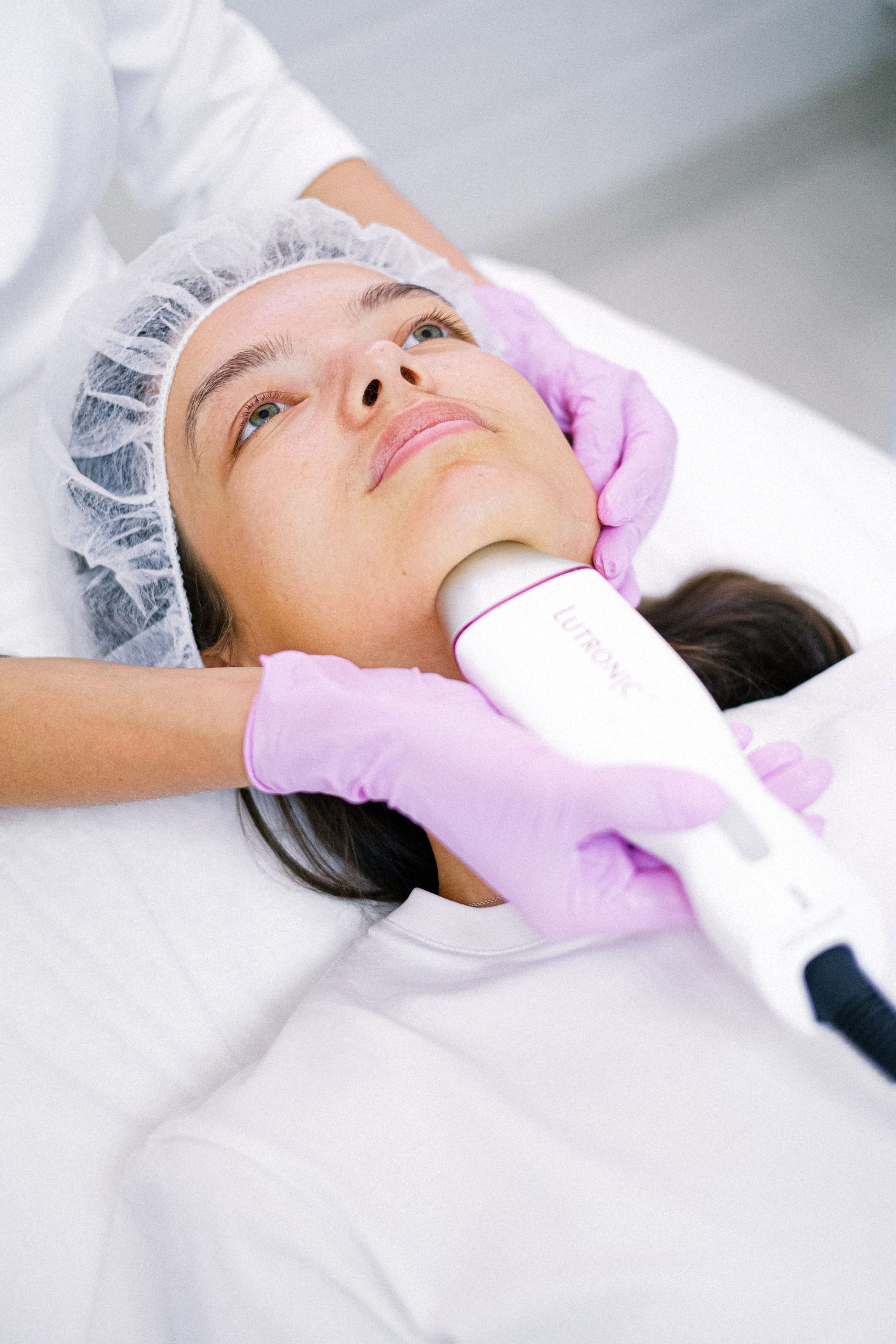 Traitement laser du visage par une praticienne